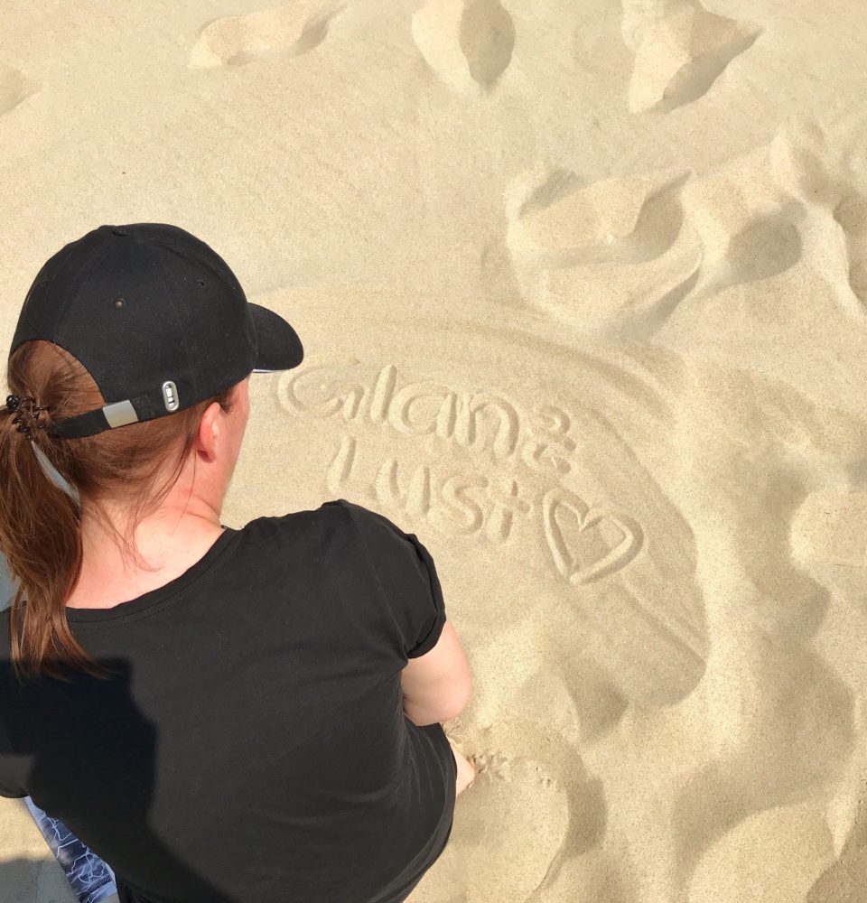 Katy Glossy Glanzlust Schrift im Sand geschrieben