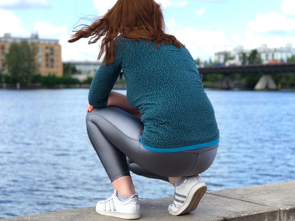 Katy in ihrer Silber Leggings am Wasser